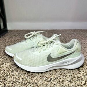 Nike Women’s Revolution 7 Shoes Barely Green Metallic Silver Size 8.5